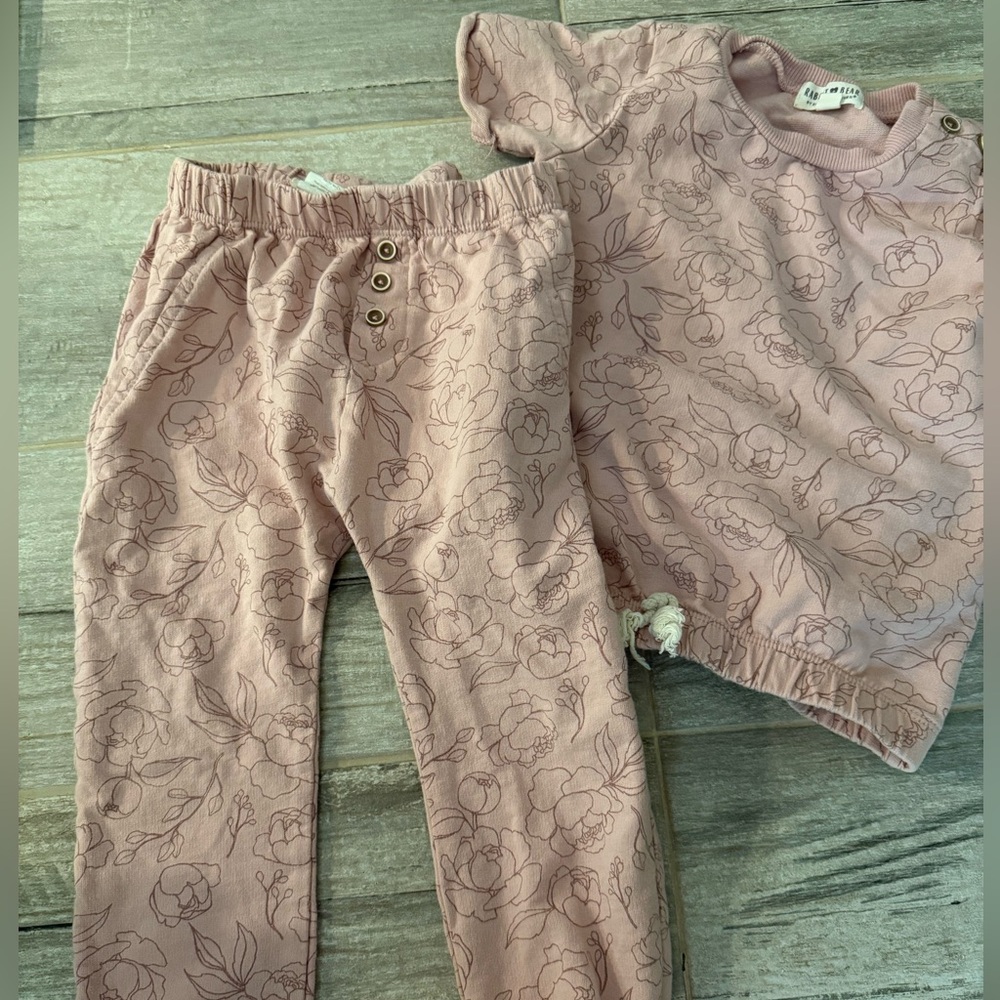 Rabbit + Bear girls  outfit
Worn once 4t